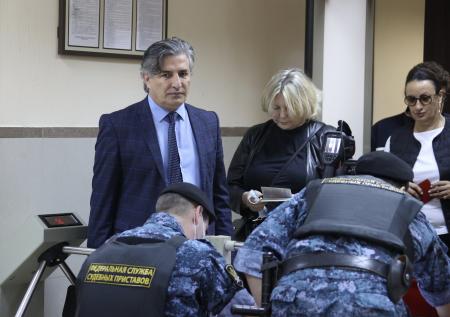 Помощник адвоката Ефремова съездил за вещами актёра