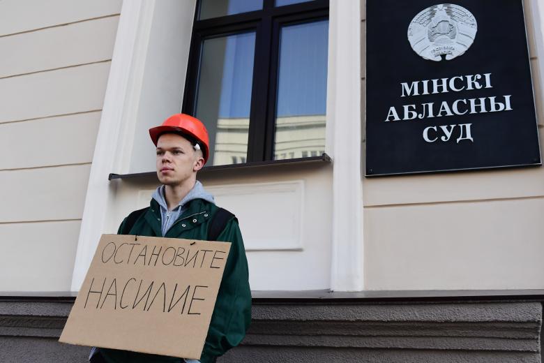 Участник пикета в поддержку стачечного комитета "Беларуськалия" у здания Минского областного суда