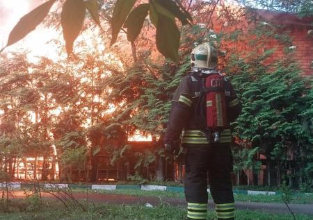 Пожар охватил здание ресторана в Люблино