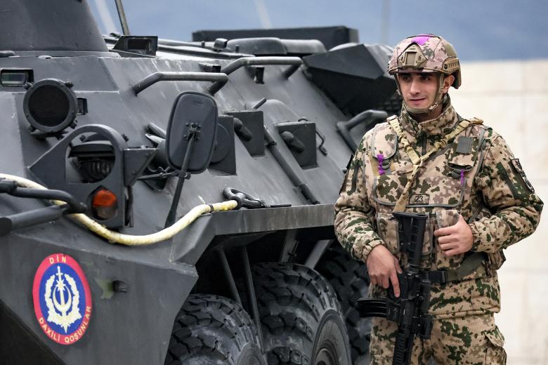 Военнослужащий Азербайджана у БТР-82А