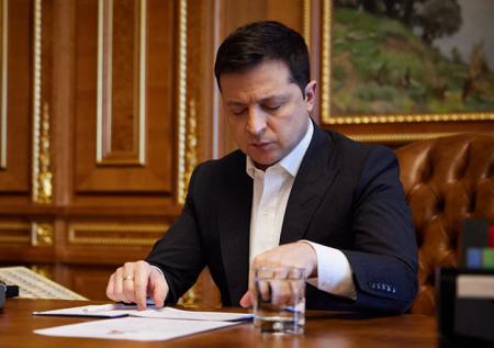 Верховная рада одобрила указ Зеленского о введении ЧП на Украине