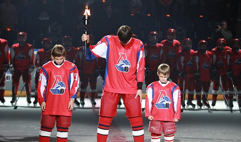 Воспитанники спортивной школы олимпийского резерва «Локомотив» во время минуты молчания на церемонии-реквиеме в ярославском ледовом дворце «Арена 2000»