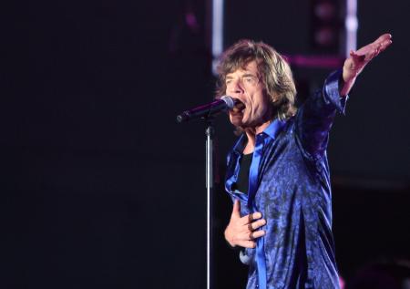 Вокалист The Rolling Stones впервые вышел на сцену после операции