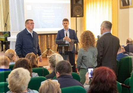 В Сахалинской области женщина швырнула в мэра ботинок с плесенью