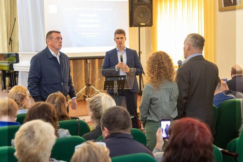Губернатор Сахалинской области Валерий Лимаренко (слева), Дмитрий Цуканов (в центре)