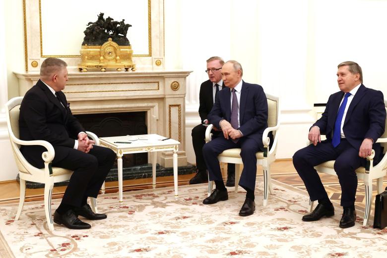 Президент России Владимир Путин с премьер-министром Словакии Робертом Фицо. Справа – помощник президента Юрий Ушаков