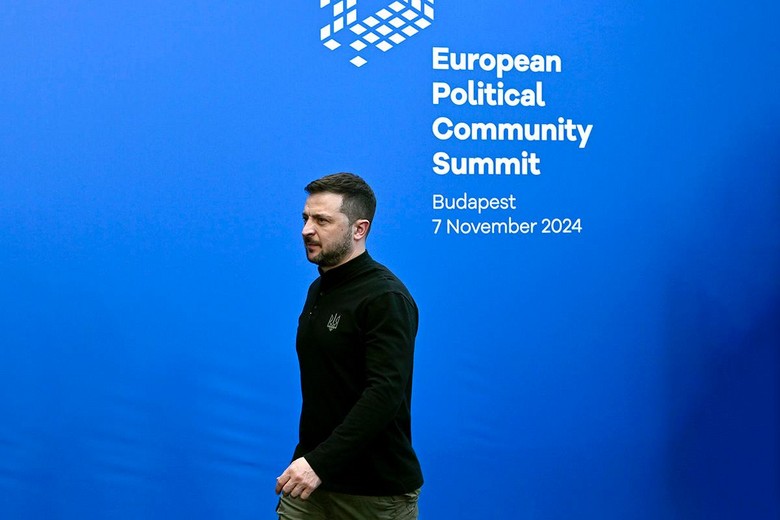 Президент Украины Владимир Зеленский перед началом двухдневного саммита Европейского политического сообщества