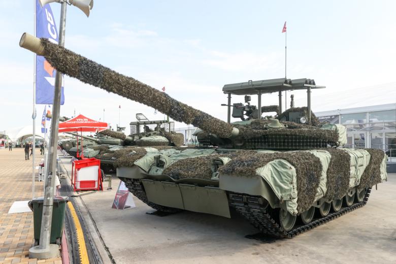 Танк Т-80 БМВ с маскировочным комплектом «Накидка»
