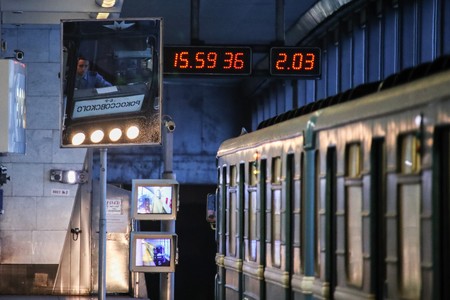 Подросток сделал сальто с крыши вагона метро в Москве и попал на видео