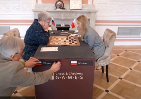 Российский флаг убрали со стола во время финала ЧМ по шашкам в Польше