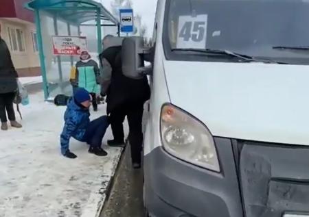 В Южно-Сахалинске водитель силой высадил подростка из маршрутки