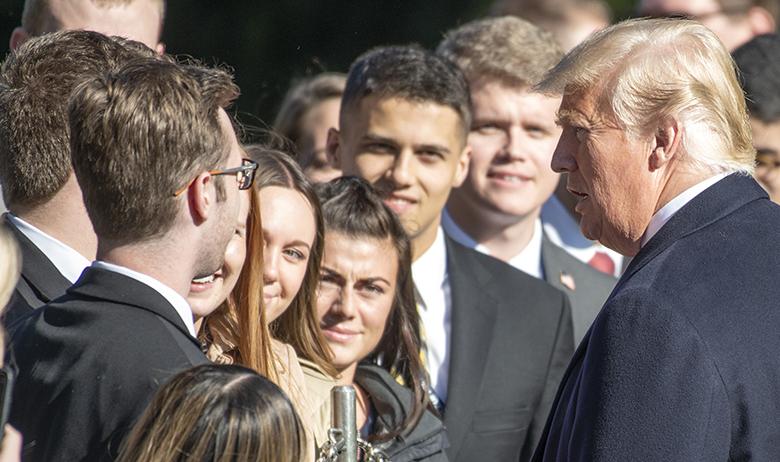 Президент США Дональд Трамп (справа)