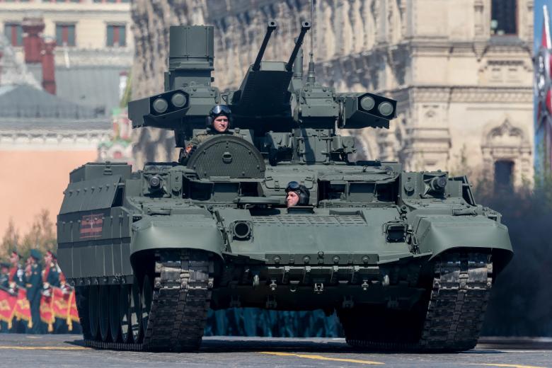 Боевая машина поддержки танков (БМПТ) «Терминатор» во время генеральной репетиции парада на Красной площади