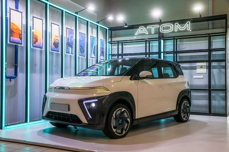 Российский электрокар «Атом» впервые проехал по Москве