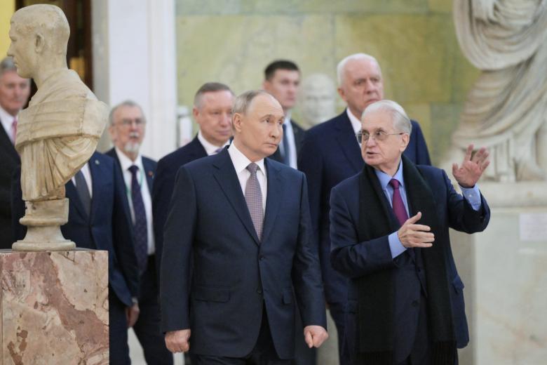 Владимир Путин посещает Государственный Эрмитаж в сопровождении генерального директора музея Михаила Пиотровского
