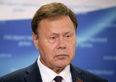«Надругательство»: депутат о переодетом в Деда Мороза памятнике Ленину