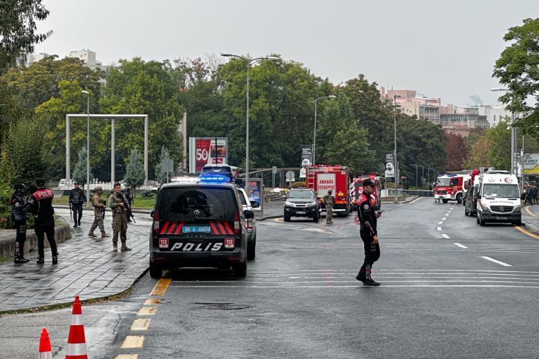 Два террориста совершили теракт возле здания МВД в Анкаре