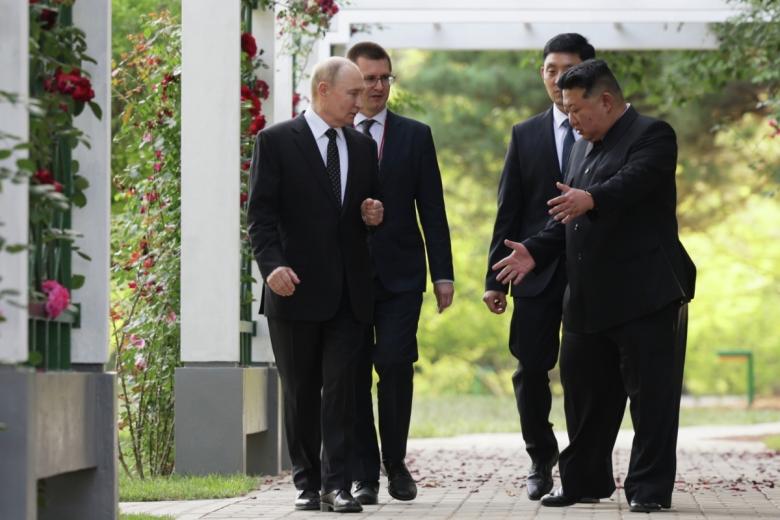 Президент РФ Владимир Путин и председатель государственных дел Корейской Народно-Демократической Республики Ким Чен Ын