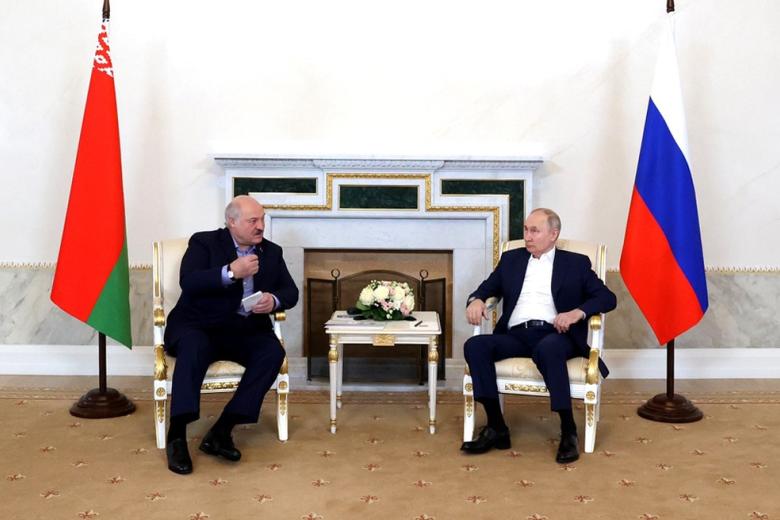 Президент РФ Владимир Путин и президент Белоруссии Александр Лукашенко (слева) во время встречи