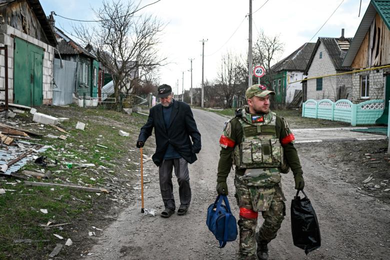 Эвакуация мирного жителя в Судже