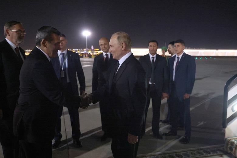 Владимир Путин и Рашид Мередов (справа налево)