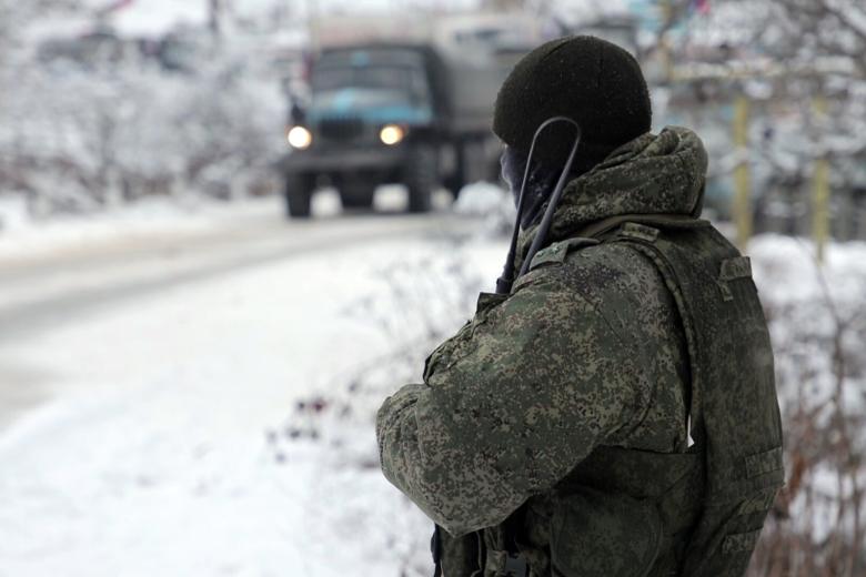 Азербайджан, Шуша. Военнослужащий российского миротворческого контингента в Лачинском коридоре