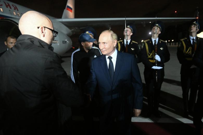 Президент РФ Владимир Путин встречает в аэропорту Внуково граждан России, которые были освобождены в результате обмена