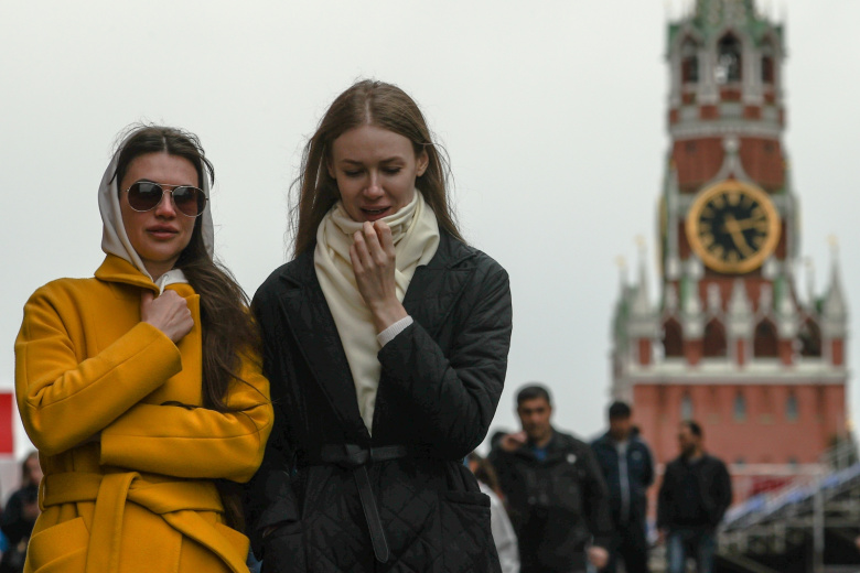 Люди гуляют на Красной площади в Москве