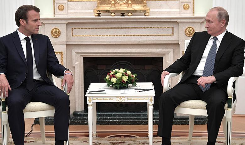 Президенты Франции и РФ Эммануэль Макрон и Владимир Путин