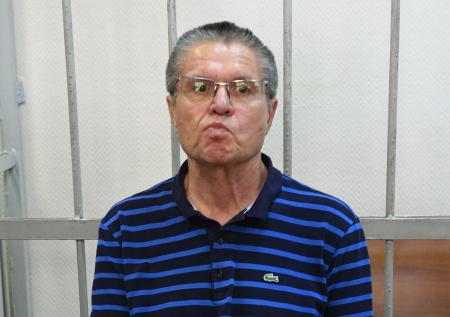 Коррупционер Улюкаев попросил о снятии судимости