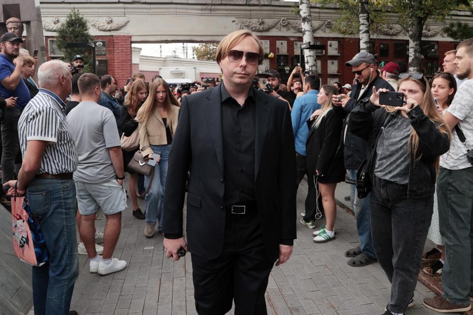 Александр Масляков - младший во время прощания с ведущим КВН Александром Масляковым на Новодевичьем кладбище в Москве
