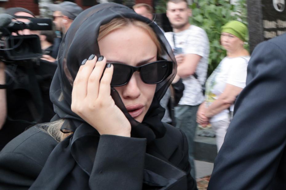 Внучка Александра Маслякова Таисия во время прощания с ведущим КВН Александром Масляковым на Новодевичьем кладбище в Москве