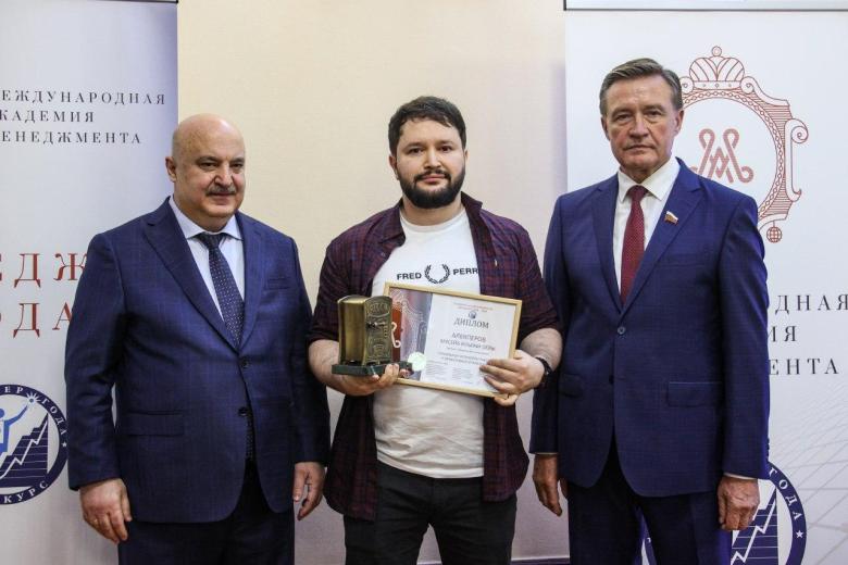 Мусейб Алекперов (в центре)