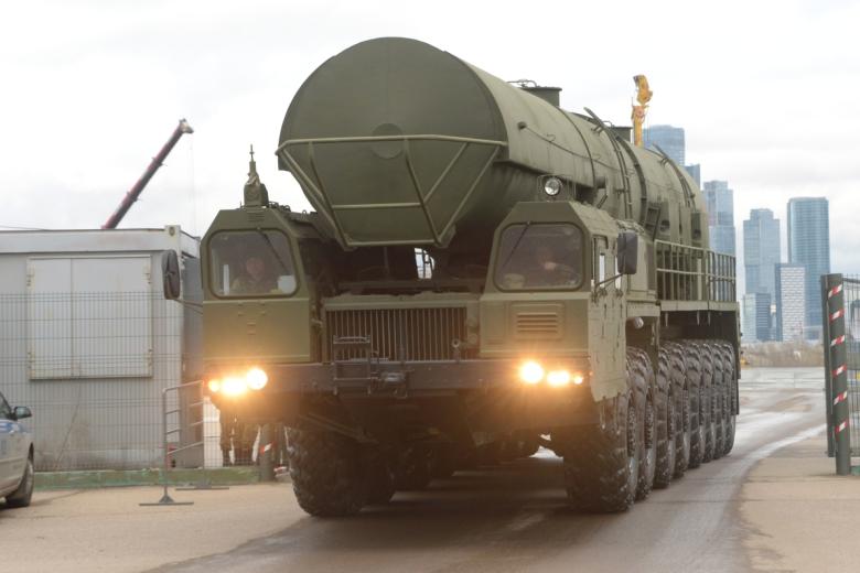 Мобильная пусковая установка комплекса «Тополь М» перед началом репетиции военного парада на Красной площади, посвященного 73-й годовщине победы в Великой Отечественной войне