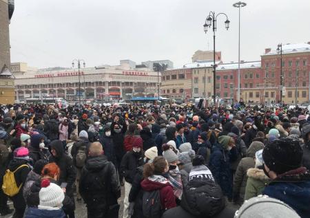 Протестующие в Москве перекрыли движение у площади трёх вокзалов