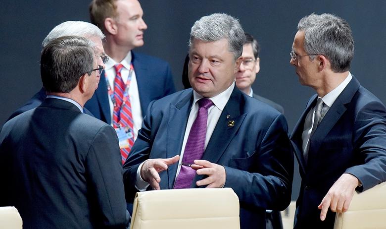 Президент Украины Пётр Порошенко и генсек НАТО Йенс Столтенберг (справа) 