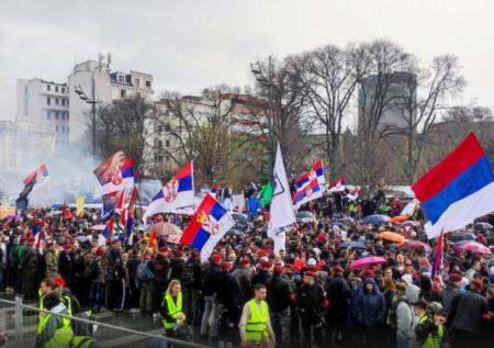Протестующие в Сербии начали взрывать пиротехнику