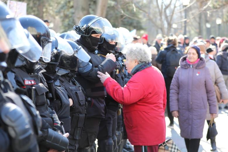 Сотрудники полиции во время акции протеста оппозиции в центре Кишинева
