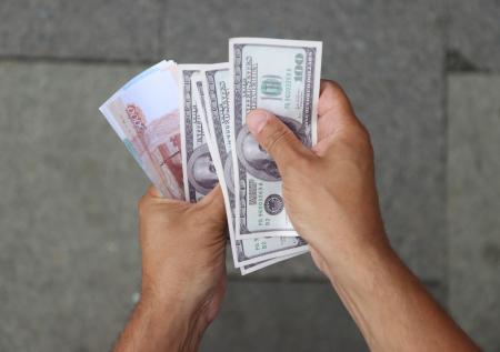 Курс евро к доллару упал ниже $0,9935 впервые за 20 лет