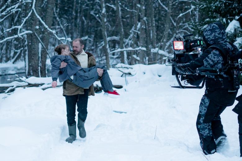 Денис Шведов во время съемок сериала «Оборотень»
