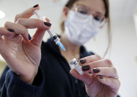 Биолог оценил эффективность третьей дозы вакцины от коронавируса
