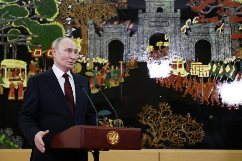 Президент РФ Владимир Путин во время подхода к представителям российских СМИ в аэропорту Нойбай в Ханое
