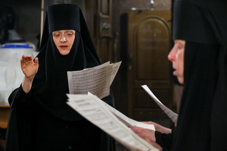 Россия. ДНР. Поселок Никольское. Хор Николо-Васильевского монастыря во время пасхальной службы на территории монастыря