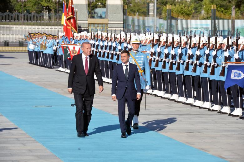Президент Турции Реджеп Тайип Эрдоган (справа) и его украинский коллега Владимир Зеленский