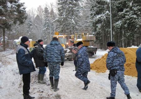 Жители Троицка попытались блокировать стройку школы на месте леса