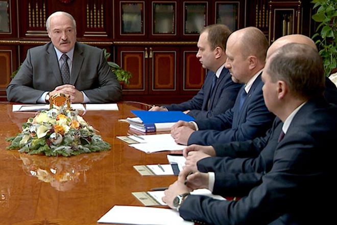Александр Лукашенко с руководством нефтехимического комплекса