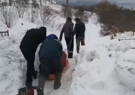 На Сахалине гроб провезли по кладбищу на санках из-за нечищеных дорожек