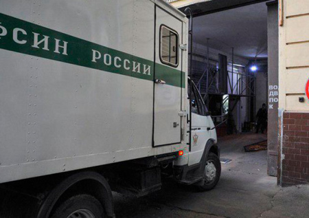 Сломавший ребра школьнице подросток будет сдавать ОГЭ под конвоем ФСИН