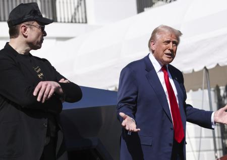 Стало известно, сколько американцев желает смерти Трампу и Маску