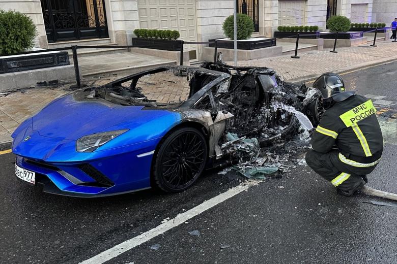 Сгоревший Lamborghini в Хилковом переулке, в Москве